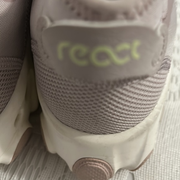 React Nike Woman Sneakers. - Picture 4 of 7